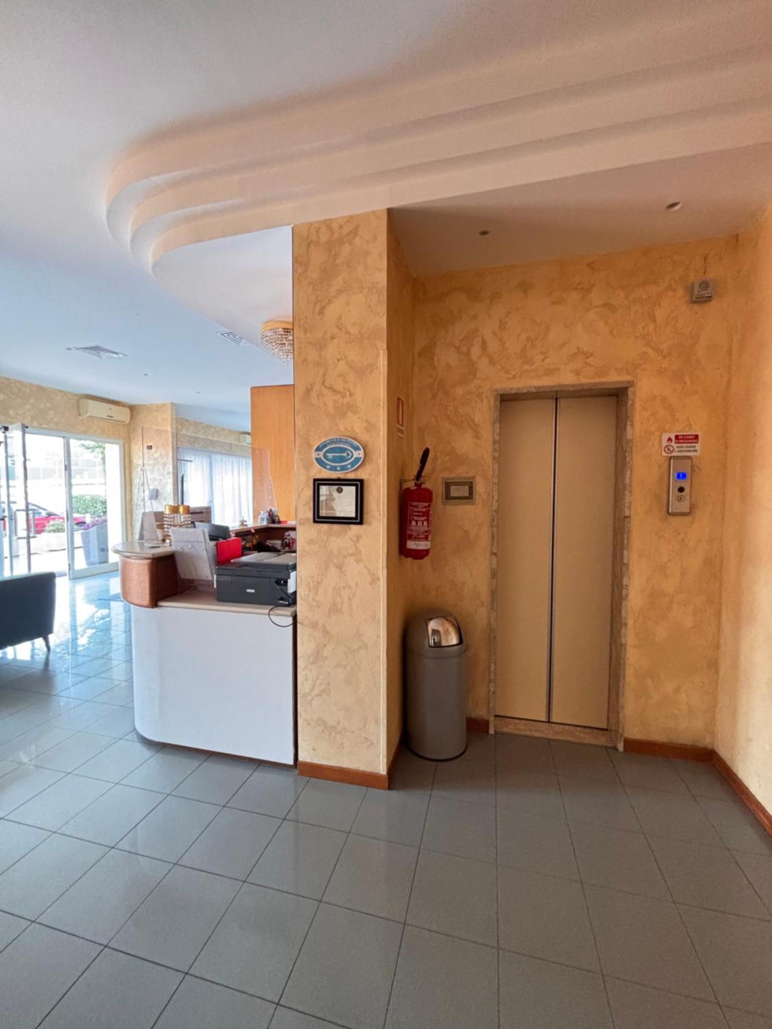 Hotel Crocenzi Saint-Marin Extérieur photo